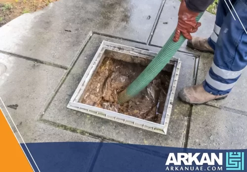 عملية شفط مجاري الشارقة باستخدام خراطيم قوية لإزالة الرواسب والتكتلات من فتحات الصرف.