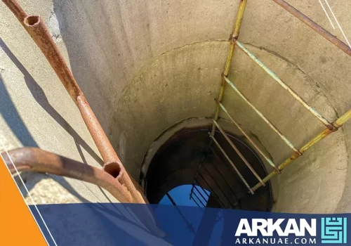 بئر صرف صحي عميق يحتاج إلى خدمة شفط مجاري ابوظبي لتنظيفه وإزالة الرواسب المتراكمة.