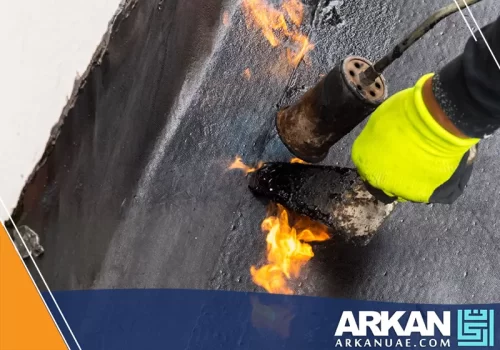 نطبق العزل المائي للأسطح في دبي باستخدام البيتومين المسخن لضمان التزام كامل ومنع أي تسرب. حماية طويلة الأمد ضد الرطوبة وحرارة الشمس. لطلب خدمة أفضل عزل أسطح، اتصل بـ شركة أركان التطوير 0527514348.