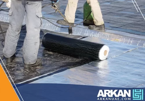 تطبيق العزل الحراري للاسطح باستخدام رولات عازلة متينة لحماية المباني من الحرارة والرطوبة.