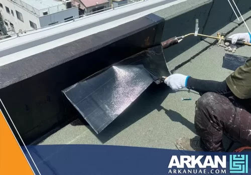 أفضل شركة عزل اسطح في عجمان تقوم بتركيب عوازل قوية باستخدام اللهب لمنع تسربات المياه.