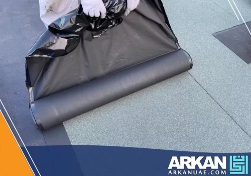 فني عزل اسطح في عجمان يقوم بتركيب رولات العزل المائي والحراري لحماية السطح من التسربات.