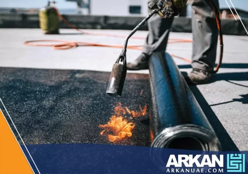 لقطة قريبة توضح عملية لحام لفائف العزل المائي بجودة عالية، لضمان عدم وجود فواصل أو نقاط ضعف. اعتمد على أفضل شركة عزل أسطح في الشارقة. اتصل الآن بـ شركة أركان التطوير 0527514348.