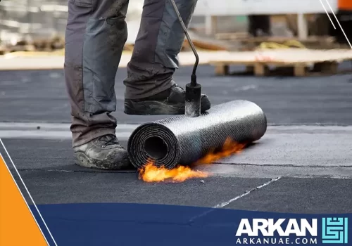 تطبيق عزل الأسطح بطريقة آمنة وفعالة، حيث يتم دمج اللفائف بالسطح لإنشاء حاجز مانع للماء. نحن خبراء العزل المائي في الشارقة بأسعار تنافسية. شركة أركان التطوير 0527514348 في خدمتك.