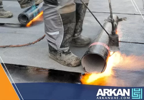 استمرارية العمل في تطبيق طبقات عزل الأسطح بشكل متداخل لضمان أقصى حماية من تسربات المياه. خدمات العزل المائي والحراري موثوقة في الشارقة. للحجز، شركة أركان التطوير 0527514348.