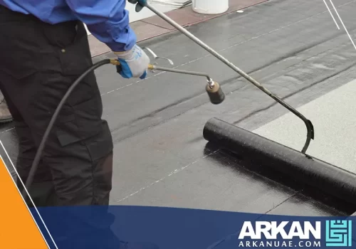 تطبيق متقن لـالعزل المائي باستخدام شعلة اللحام لضمان التصاق كامل وحماية مثالية ضد تسربات المياه. خدماتنا في عزل الأسطح في الشارقة تضمن لكم الراحة والجودة. للمزيد، شركة أركان التطوير 0527514348.