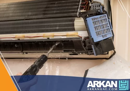 شركة تنظيف مكيفات في عجمان تستخدم معدات متخصصة لتنظيف وصيانة المكيفات، مع التركيز على إزالة الأوساخ