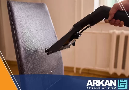 شركة تنظيف المنازل في عجمان تستخدم معدات متخصصة لتنظيف الأثاث، مع ازالة الأوساخ بتقنيات حديثة.
