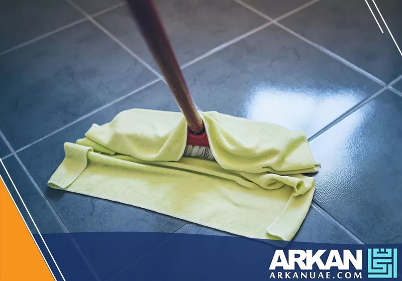 شركة تنظيف في عجمان تقوم بتنظيف الأرضيات باستخدام أدوات متخصصة مثل الممسحة والمناشف.