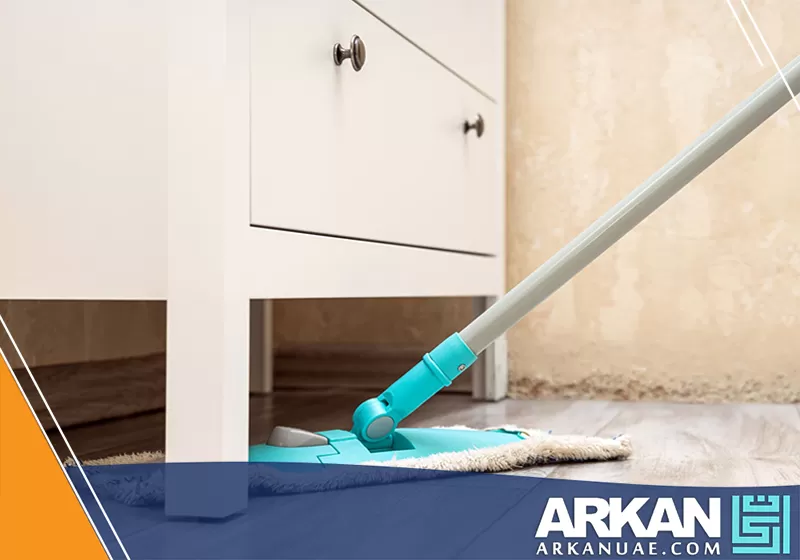 شركة تنظيف منازل في عجمان تستخدم أدوات تنظيف متخصصة مثل الممسحة لتنظيف الأرضيات بشكل فعال.