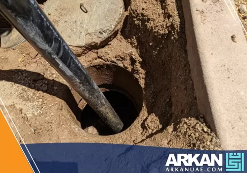 عملية تسليك المجاري بالضغط راس الخيمة باستخدام معدات متخصصة لإزالة الانسداد بفعالية