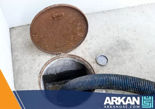 عملية تسليك بالوعات في رأس الخيمة باستخدام معدات متخصصة لإزالة الانسدادات داخل شبكة الصرف