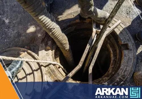 فني من شركة سحب مجاري رأس الخيمة يستخدم المعدات المتخصصة لإزالة الانسداد وتنظيف المجاري بكفاءة