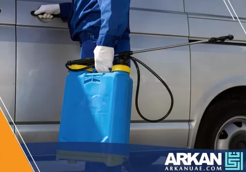 فريق شركة أركان التطوير يفحص زوايا المطبخ قبل تنفيذ مكافحة الصراصير في رأس الخيمة بدقة.