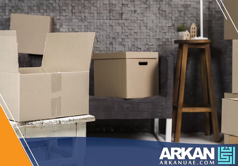 نقل وتركيب اثاث في الشارقة 0527514348 أركان التطوير صناديق مجهّزة داخل غرفة استعدادًا لعملية نقل وتركيب أثاث في الشارقة بشكل منظم ودقيق.