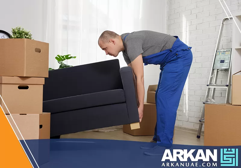 نقل اثاث في الشارقة 0527514348 شركة أركان التطوير فني شركتنا يرفع الأريكة ويجهّزها مع صناديق التعبئة لضمان نقل الأثاث بترتيب وأمان.