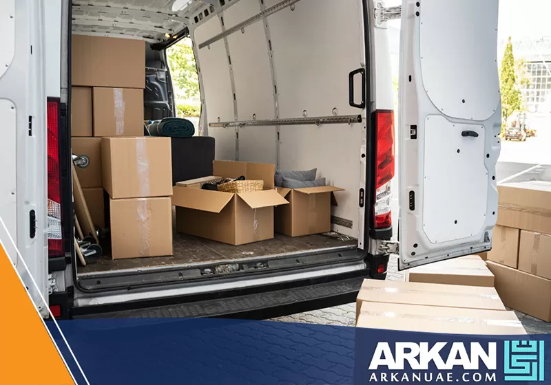 نقل وتخزين اثاث في الشارقة 0527514348 أركان التطوير صناديق مرتّبة داخل شاحنة جاهزة لبدء تخزين أثاث في الشارقة بطريقة منظمة وآمنة.