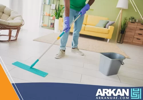 خدمة تنظيف منازل احترافية مقدمة من شركة تنظيف في ام القيوين باستخدام أدوات متخصصة لتنظيف الأرضيات بدقة