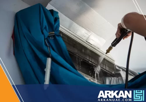 تنفيذ خدمة احترافية لتنظيف وحدات التكييف الداخلية بدقة عالية ضمن أعمال شركة تنظيف مكيفات في ام القيوين لتبريد أفضل