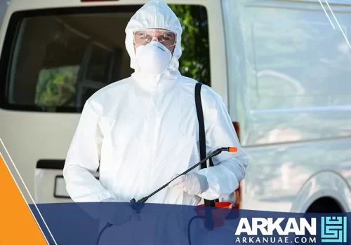 فني مختص يستخدم جهاز رش المبيدات لمعالجة الحشرات في المنزل، جزء من خدمات شركة مكافحة حشرات في دبي.