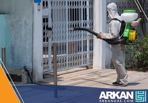 فني متخصص ينفذ عمليات مكافحة الحشرات داخل المنزل باستخدام معدات حديثة، جزء من خدمات شركة رش حشرات في دبي.