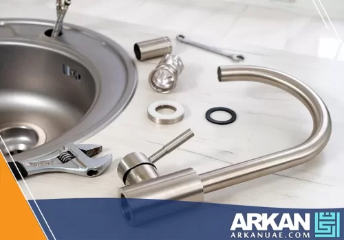 أدوات حديثة يستخدمها فني سباك في الشارقة لتركيب وصيانة خلاطات المطابخ بجودة واحترافية.