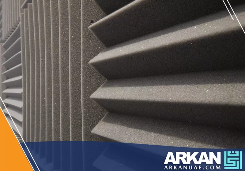 يقوم الفني بتقييم المساحات واختيار الحلول المناسبة لعزل الصوت بما يتناسب مع طبيعة المكان والاستخدام المطلوب.