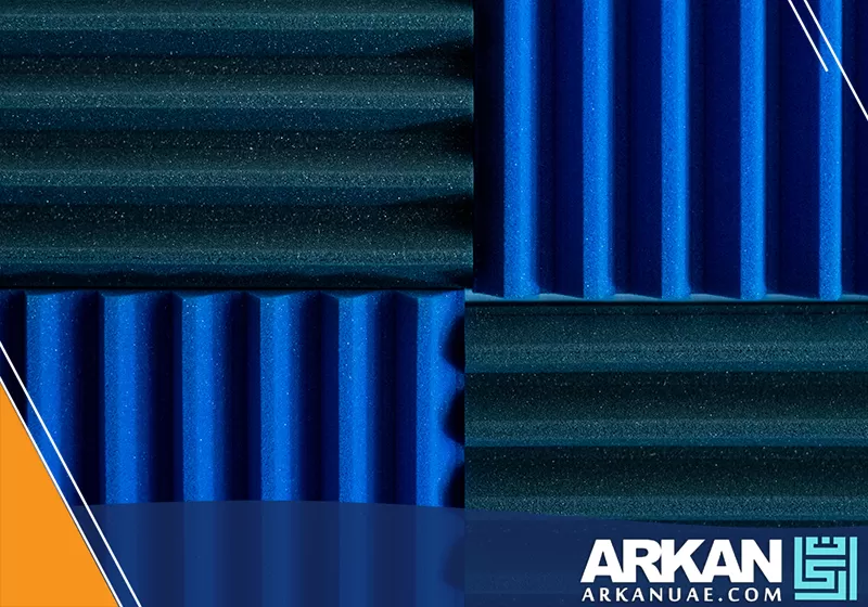 يقوم الفني بفحص المساحات بدقة وتحديد النقاط الأكثر احتياجًا لعزل الصوت لتحقيق بيئة هادئة ومريحة.