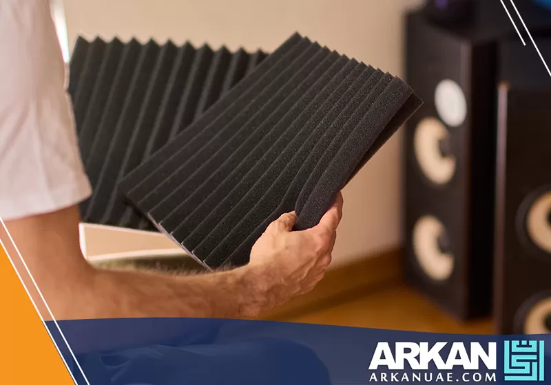 الفني يطبق أحدث أساليب عزل الصوت لضمان تقليل الضوضاء داخل الغرف والمباني بشكل فعال ومستمر.