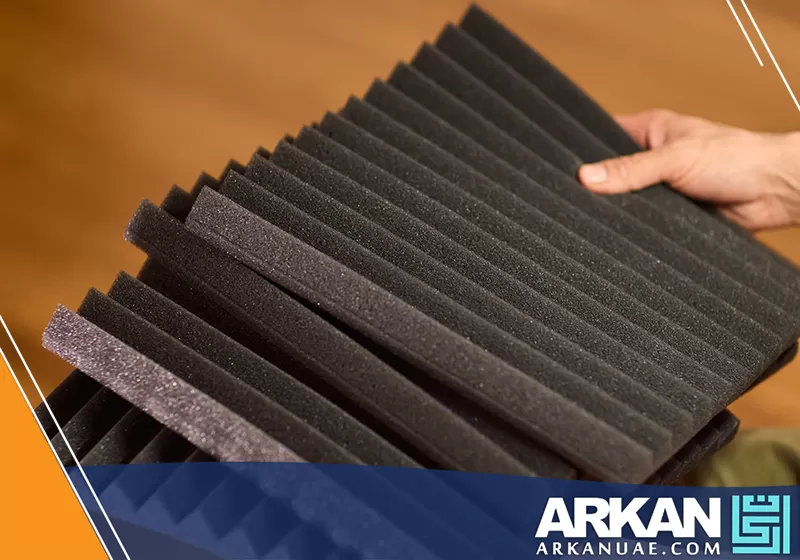 يعتمد الفني على مواد متخصصة لعزل الصوت تعمل على منع انتقال الأصوات من مكان إلى آخر بفاعلية عالية.