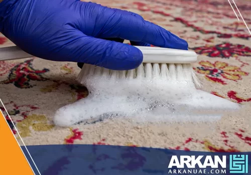 شركة غسيل سجاد في العين تستخدم أدوات تنظيف متخصصة لإزالة البقع والأوساخ من السجاد بدقة مع الحفاظ على الألوان.
