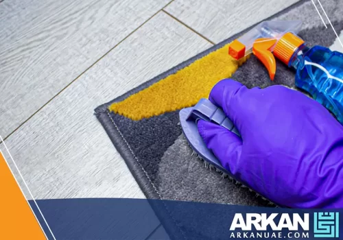 شركة تنظيف سجاد في العين تنفذ تنظيفًا دقيقًا للسجاد باستخدام أدوات مخصصة لإزالة البقع الصعبة والحفاظ على السجاد.