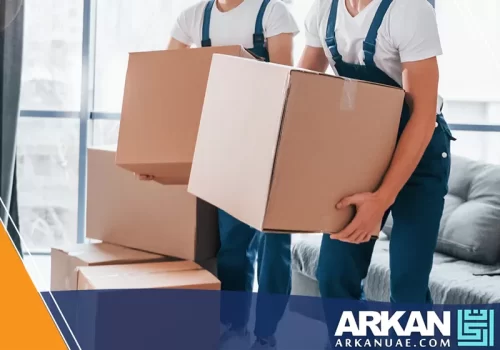 عمال يحملون الصناديق باحترافية، شركة أركان لخدمات نقل اثاث خورفكان.