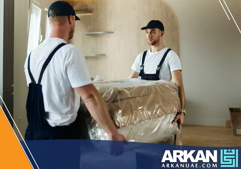 الفريق الذي ينقل الأثاث يقوم بالعمل بكل هدوء ودقة، مع ضمان أفضل جودة وحماية كاملة للأغراض.