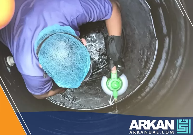 تنظيف خزان الماء الارضي بالشارقة 0527514348 أركان التطوير فني شركتنا أثناء تنظيف خزان المياه باستخدام أدوات متخصصة لإزالة الرواسب.