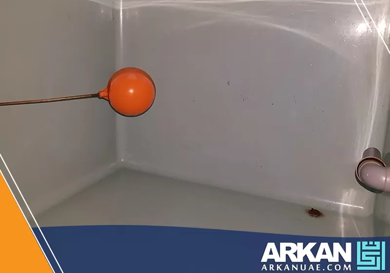 غسيل خزانات المياه بالشارقة 0527514348 أركان التطوير يظهر السطح الداخلي نظيفًا وخاليًا من الرواسب أو التلوث، مع الحفاظ على جميع الأجزاء الأساسية.