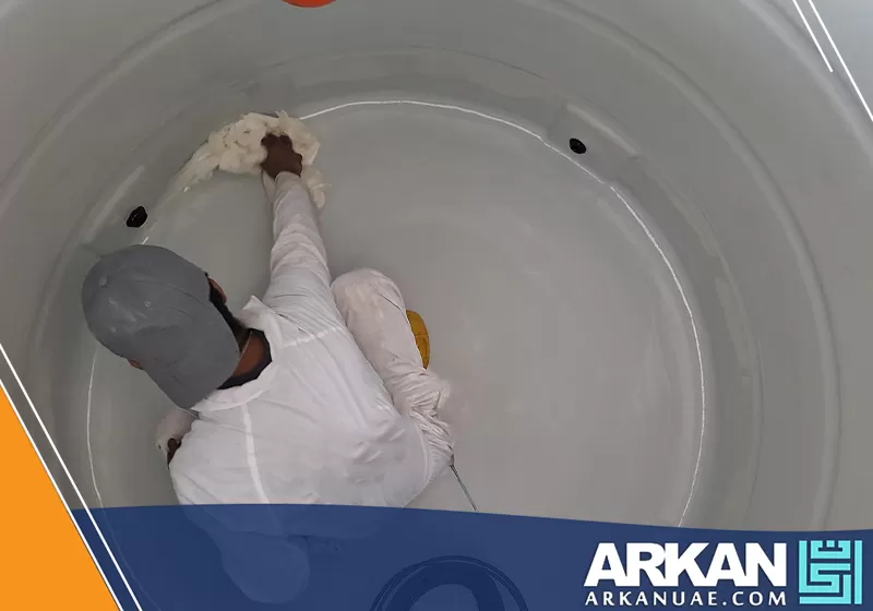 تنظيف خزانات بلاستيك بالشارقة 0527514348 أركان التطوير فني شركتنا أثناء قيامه بتنظيف خزان المياه من الداخل باستخدام أدوات متخصصة.