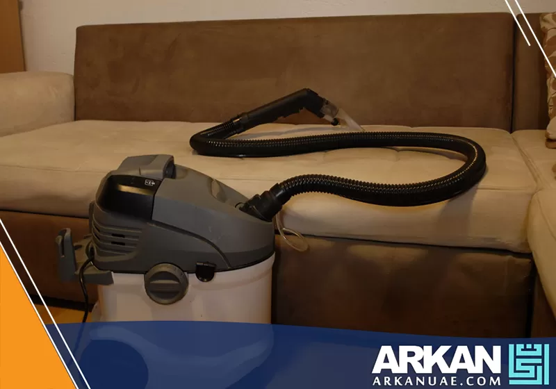 تنظيف الكنب من البقع الصعبة في عجمان 0527514348 اركان التطوير تنظيف شامل للكنب بواسطة الفني يشمل إزالة الغبار العميق والبقع المتراكمة بمهارة.