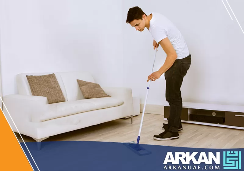 يقوم الفني بتنظيف الشقق بدقة باستخدام أفضل المنظفات ليترك كل زاوية نظيفة ومعقمة تمامًا.