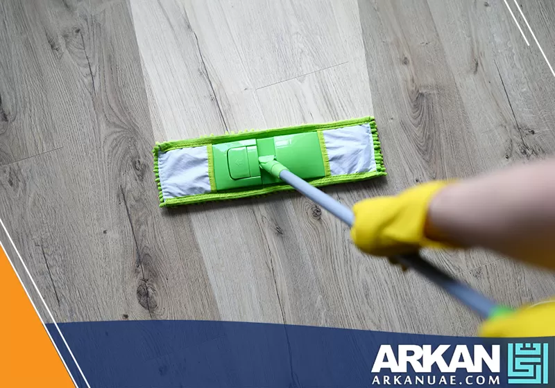 يقوم المتخصص بتنظيف شامل باستخدام آلة البخار لإزالة الأوساخ والبقع بفعالية عالية.